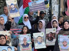 وقفة لأهالي الأسرى وسط مدينة نابلس للمطالبة باسترداد جثامين الشهداء المحتجزة لدى الاحتلال، وتأكيد التضامن مع الأسرى وحقوقهم.