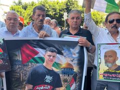 وقفة لأهالي الأسرى وسط مدينة نابلس للمطالبة باسترداد جثامين الشهداء المحتجزة لدى الاحتلال، وتأكيد التضامن مع الأسرى وحقوقهم.