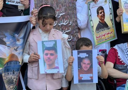 وقفة لأهالي الأسرى وسط مدينة نابلس للمطالبة باسترداد جثامين الشهداء المحتجزة لدى الاحتلال، وتأكيد التضامن مع الأسرى وحقوقهم.