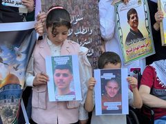 وقفة لأهالي الأسرى وسط مدينة نابلس للمطالبة باسترداد جثامين الشهداء المحتجزة لدى الاحتلال، وتأكيد التضامن مع الأسرى وحقوقهم.