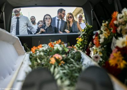 تشييع جثمان الفنان التشكيلي الفلسطيني سليمان منصور في بلدة بيرزيت