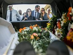 تشييع جثمان الفنان التشكيلي الفلسطيني سليمان منصور في بلدة بيرزيت