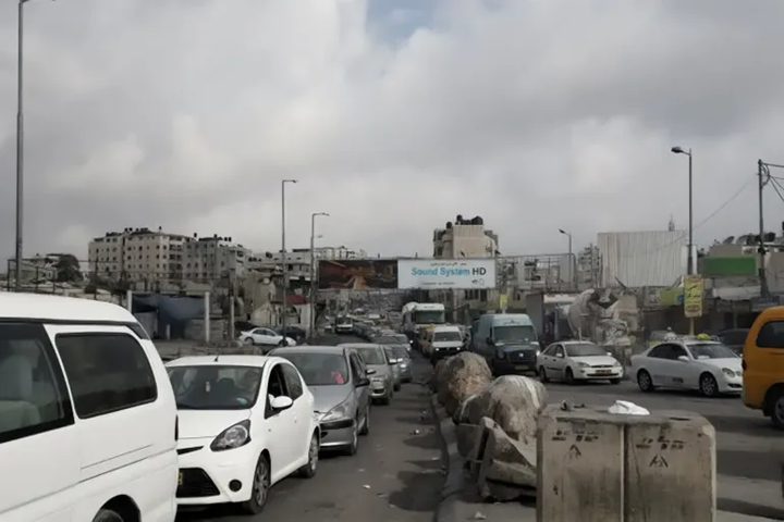 حواجز الاحتلال تعزل قرى شمال غرب القدس.. مواطنون يُمنعون من العودة لمنازلهم