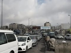 حواجز الاحتلال تعزل قرى شمال غرب القدس.. مواطنون يُمنعون من العودة لمنازلهم