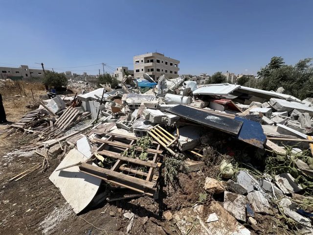 الاحتلال يسلم إخطارات بهدم منازل ومنشآت زراعية وحظائر في عناتا شرق القدس