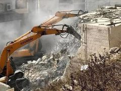 قوات الاحتلال تهدم منزلا قيد الإنشاء في قرية كرمة جنوب دورا