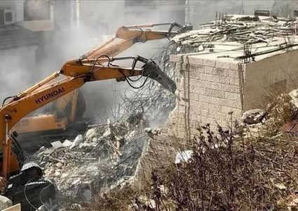 قوات الاحتلال تهدم منزلا قيد الإنشاء في قرية كرمة جنوب دورا