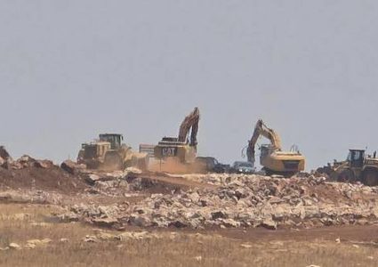 الاحتلال يشرع بتنفيذ عمليات هدم في خربة الرأس الأحمر جنوب شرق طوباس