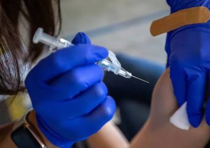 إدارة الغذاء والدواء الأمريكية توافق على لقاحات جديدة لفيروس كورونا