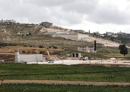مستوطنون يدمرون مزرعة مواطن في سهل عرابة جنوب جنين
