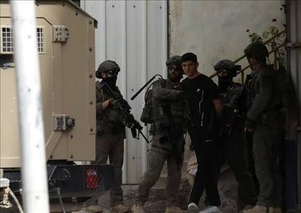 جيش الاحتلال: 60 عملية اعتقال في الضفة واستهداف مواقع لحماس في غزة
