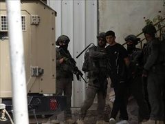 جيش الاحتلال: 60 عملية اعتقال في الضفة واستهداف مواقع لحماس في غزة