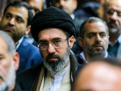 مزاعم لبنانية بشأن صحة مجتبى خامنئي وسط غموض حول وضعه السياسي