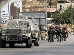 قوات الاحتلال تنصب حاجزًا عسكريًا على مدخل جنين وتحتجز شبانًا