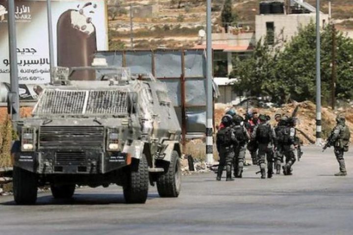 قوات الاحتلال تنصب حاجزًا عسكريًا على مدخل جنين وتحتجز شبانًا