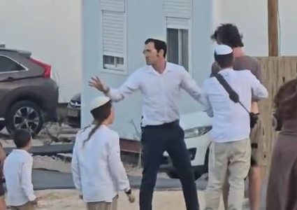 إصابة متضامن أجنبي ومواطنين في اعتداء لمستوطنين في يطا