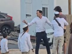 إصابة متضامن أجنبي ومواطنين في اعتداء لمستوطنين في يطا