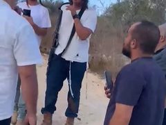 مستوطنون يعتدون على المواطنين وأشجار الزيتون في عرابة جنوب جنين