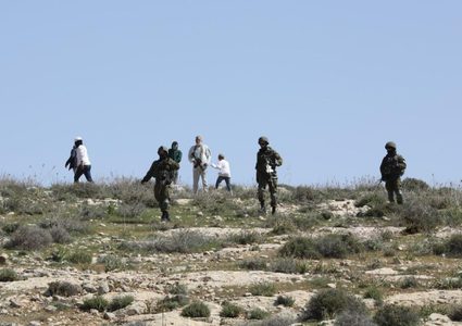 مستوطنون يهاجمون قرية برقا شرق رام الله بحماية قوات الاحتلال