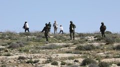 مستوطنون يهاجمون قرية برقا شرق رام الله بحماية قوات الاحتلال
