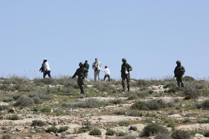مستوطنون يهاجمون قرية برقا شرق رام الله بحماية قوات الاحتلال
