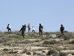 مستوطنون يهاجمون قرية برقا شرق رام الله بحماية قوات الاحتلال