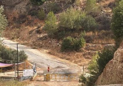 مستوطنون يستولون على حديقة عامة في كفر نعمة ويضعون بوابة على مدخلها