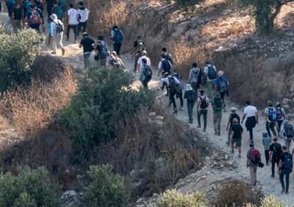 مستوطنون ينفذون جولات استفزازية في برقا والاحتلال يغلق مدخلها