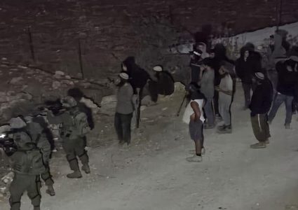 4 إصابات بالرصاص الحي خلال هجوم للمستوطنين الإرهابيين على المغير