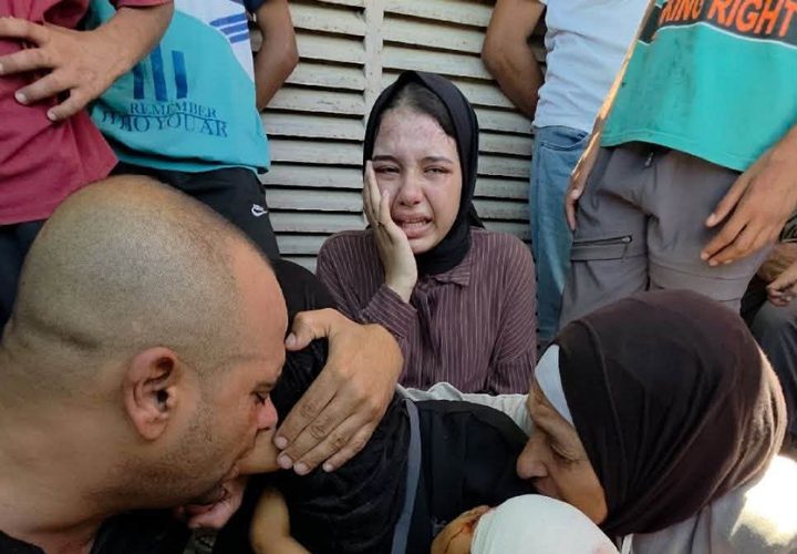 الصحفي احمد غانم يودع ابن اخته الطفل تيم حمدان الذي استشهد بقصف اسرائيلي استهدف دير البلح ظهر اليوم.