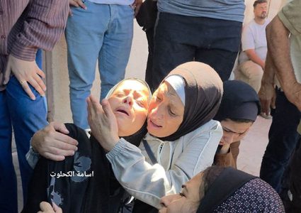 الصحفي احمد غانم يودع ابن اخته الطفل تيم حمدان الذي استشهد بقصف اسرائيلي استهدف دير البلح ظهر اليوم.