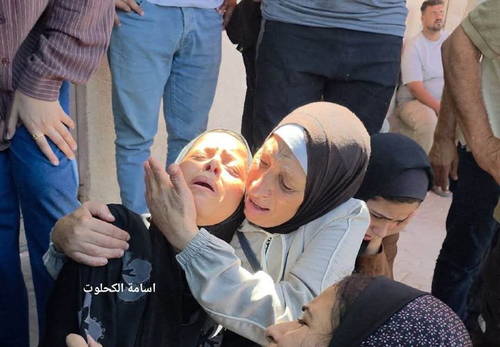 الصحفي احمد غانم يودع ابن اخته الطفل تيم حمدان الذي استشهد بقصف اسرائيلي استهدف دير البلح ظهر اليوم.