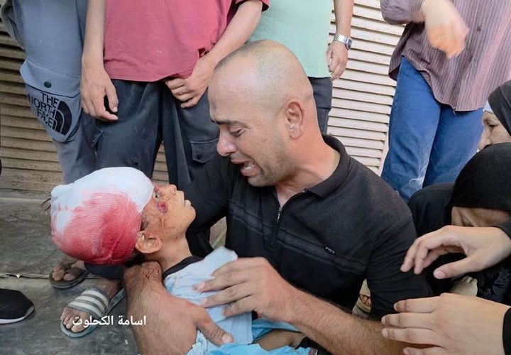 الصحفي احمد غانم يودع ابن اخته الطفل تيم حمدان الذي استشهد بقصف اسرائيلي استهدف دير البلح ظهر اليوم.