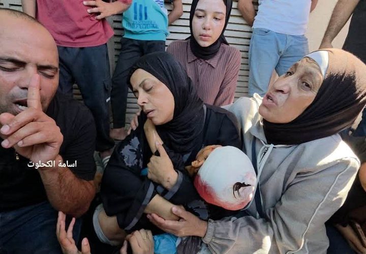 الصحفي احمد غانم يودع ابن اخته الطفل تيم حمدان الذي استشهد بقصف اسرائيلي استهدف دير البلح ظهر اليوم.