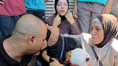 الصحفي احمد غانم يودع ابن اخته الطفل تيم حمدان الذي استشهد بقصف اسرائيلي استهدف دير البلح ظهر اليوم.
