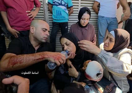 الصحفي احمد غانم يودع ابن اخته الطفل تيم حمدان الذي استشهد بقصف اسرائيلي استهدف دير البلح ظهر اليوم.