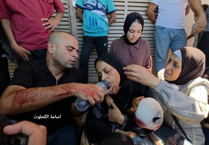 الصحفي احمد غانم يودع ابن اخته الطفل تيم حمدان الذي استشهد بقصف اسرائيلي استهدف دير البلح ظهر اليوم.