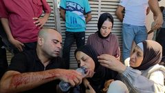 الصحفي احمد غانم يودع ابن اخته الطفل تيم حمدان الذي استشهد بقصف اسرائيلي استهدف دير البلح ظهر اليوم.