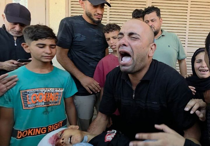 الصحفي احمد غانم يودع ابن اخته الطفل تيم حمدان الذي استشهد بقصف اسرائيلي استهدف دير البلح ظهر اليوم.