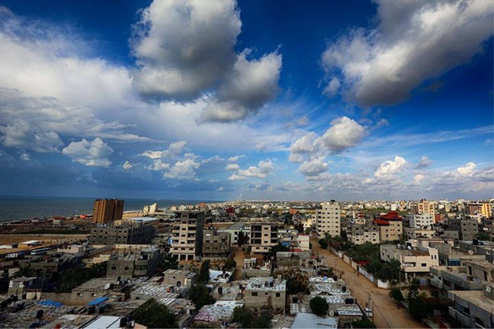 الطقس: انخفاض ملموس على درجات الحرارة وأمطار متفرقة خاصة بالمناطق الشمالية