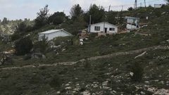 مستوطنون يشرعون بإقامة بنية تحتية لبؤرة جنوب شرق بيت لحم
