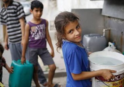 سلطة المياه تدرس تنفيذ تدخل لتعزيز إمدادات المياه لنحو 25 ألف نازح بخان يونس