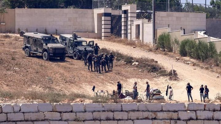 وفد دبلوماسي يطلع على معاناة عائلات يحاصرها المستوطنون في قصرة
