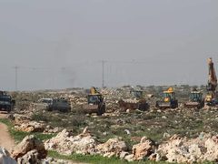 الاحتلال يواصل تجريف أراضي المواطنين في المنطقة الغربية من دير بلوط