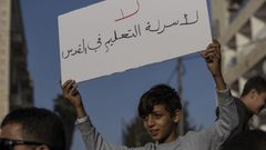 الاحتلال يفرض منهاجه على 45 ألف طالب مقدسي والمحافظة تستنكر