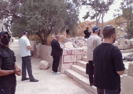 المتطرف بن غفير يقتحم الأقصى بحماية الاحتلال ويؤدي طقوسا تلمودية في باحاته