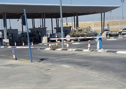 أزمة مرورية خانقة على طريق قلنديا شمال القدس بفعل تضييقات الاحتلال