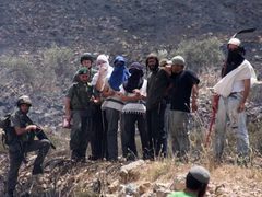 مستوطنون يسيّجون أراضي قرب بؤرة استيطانية جنوب بيت لحم