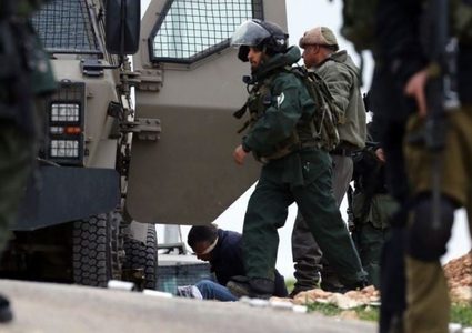 الاحتلال يعتقل مواطنا ويخطر بهدم منزل في الخليل