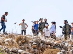 مستوطنون يسرقون بوابة ومضخة مياه وخزانات في ابو انجيم شرق بيت لحم